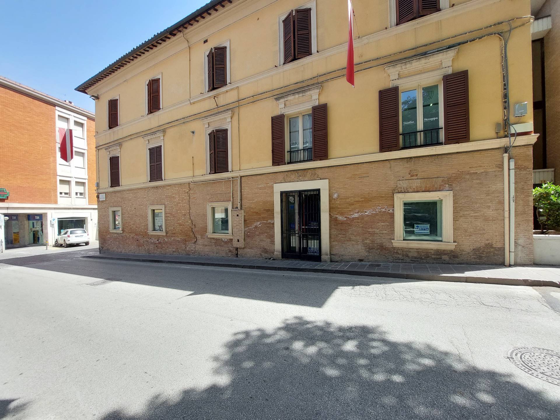Negozio / Locale in affitto a Fabriano, 9999 locali, zona Località: CENTROSTORICO, prezzo € 850 | CambioCasa.it