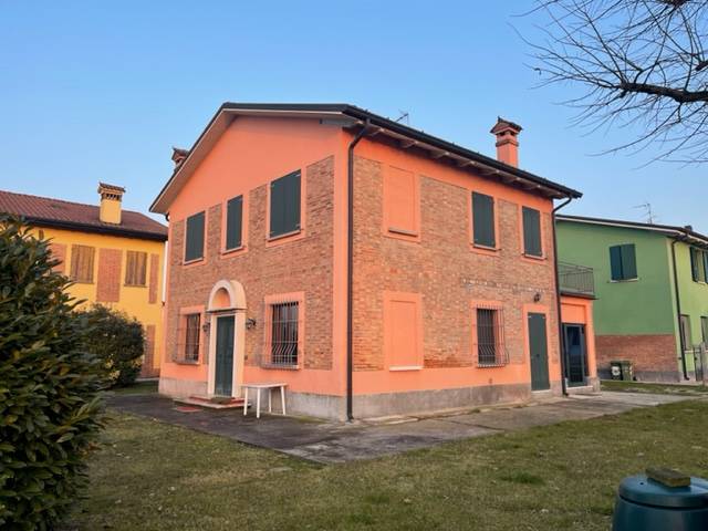 Villa in affitto a San Giorgio di Mantova, 10 locali, prezzo € 1.200 | PortaleAgenzieImmobiliari.it