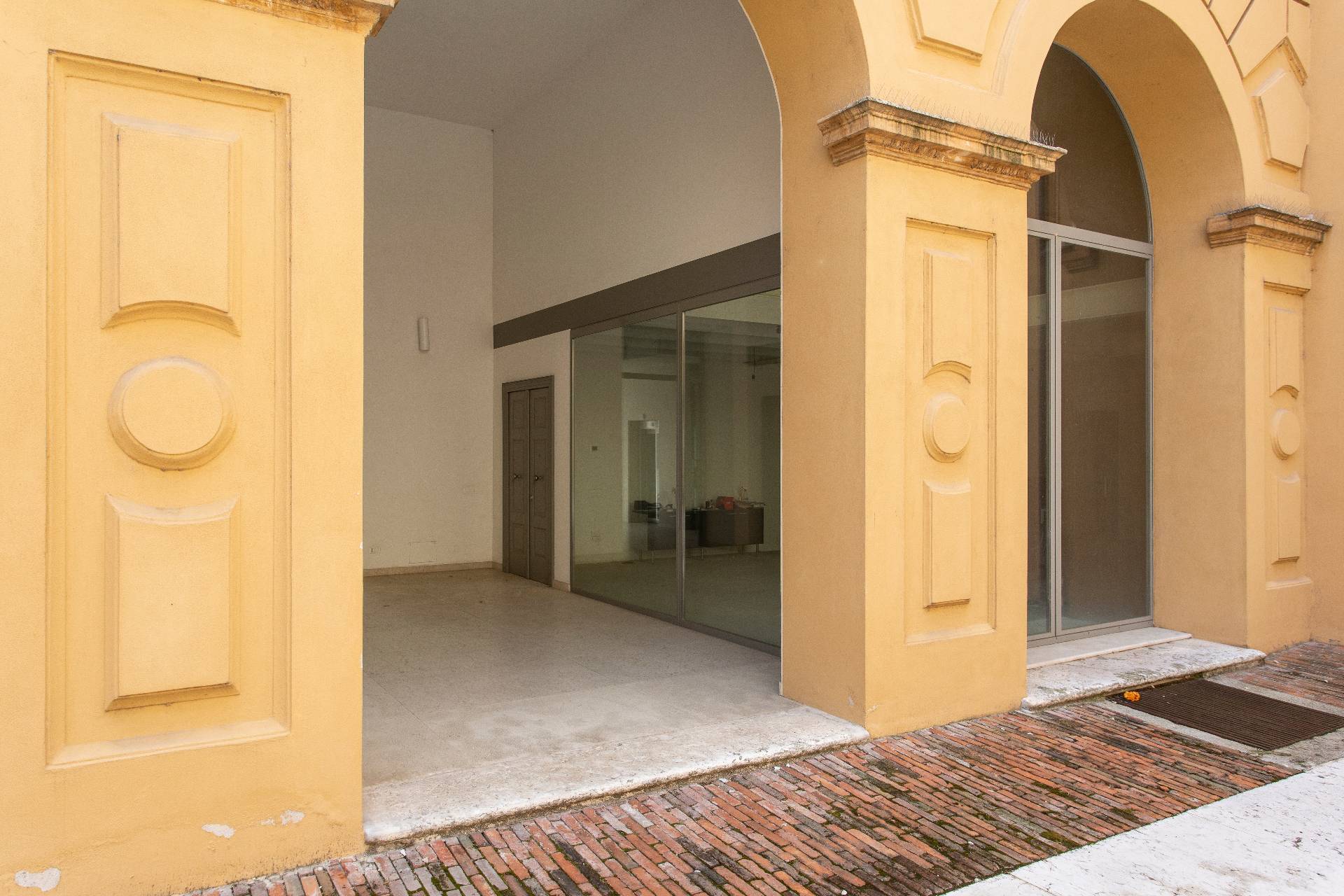 Ufficio / Studio in vendita a Mantova, 9999 locali, zona Località: Centrostorico, prezzo € 320.000 | PortaleAgenzieImmobiliari.it