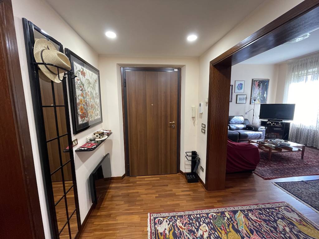 Appartamento in vendita a Reggio Calabria, 9 locali, zona ro, prezzo € 190.000 | PortaleAgenzieImmobiliari.it