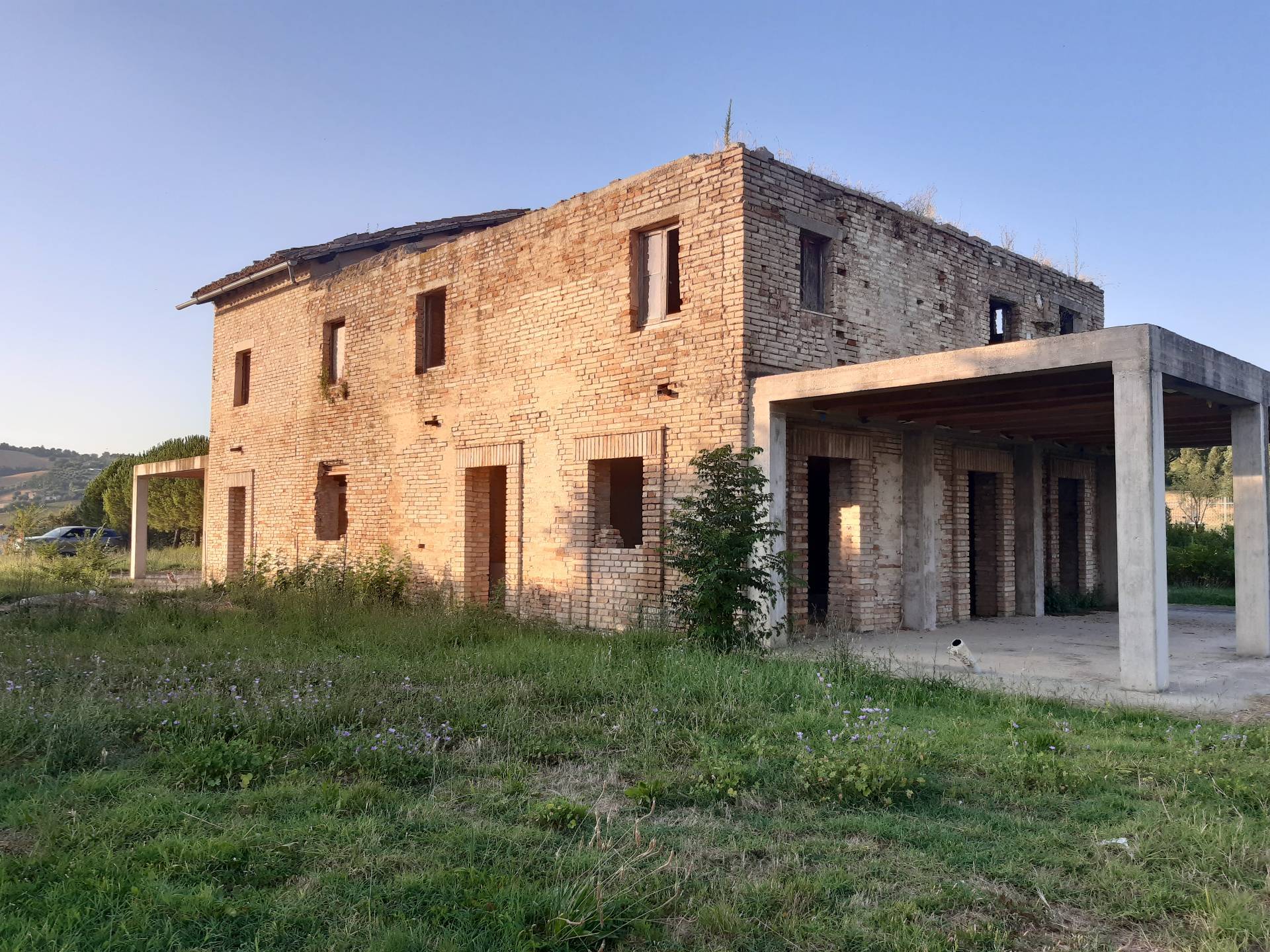 Rustico / Casale in vendita a Macerata, 10 locali, zona feria, prezzo € 138.000 | PortaleAgenzieImmobiliari.it