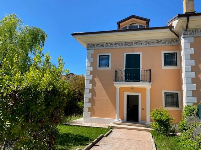 Villa in vendita a Campagnano di Roma, 6 locali, prezzo € 250.000 | CambioCasa.it