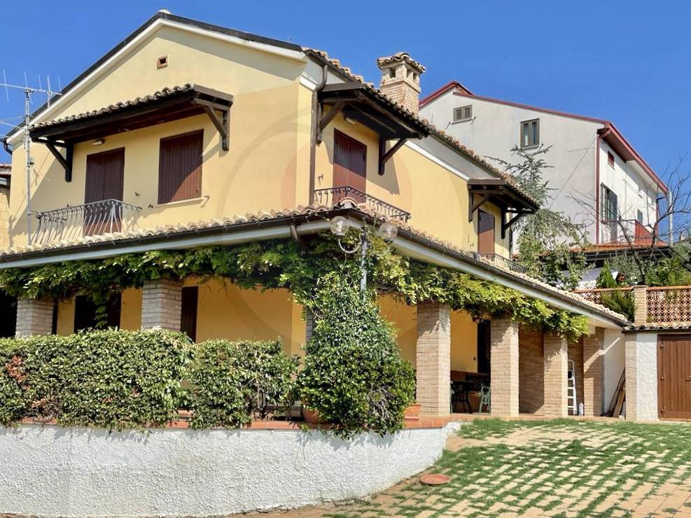 Villa in vendita a Castel Frentano, 7 locali, prezzo € 250.000 | PortaleAgenzieImmobiliari.it