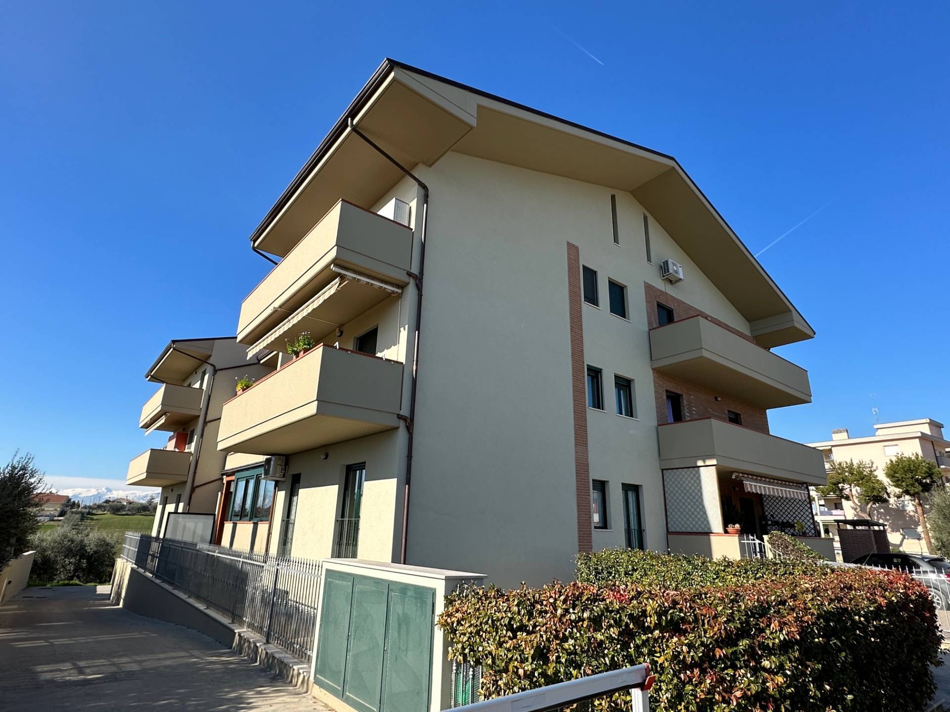 Appartamento in vendita a Mosciano Sant'Angelo, 5 locali, zona Località: SemiCentrale, prezzo € 103.000 | PortaleAgenzieImmobiliari.it