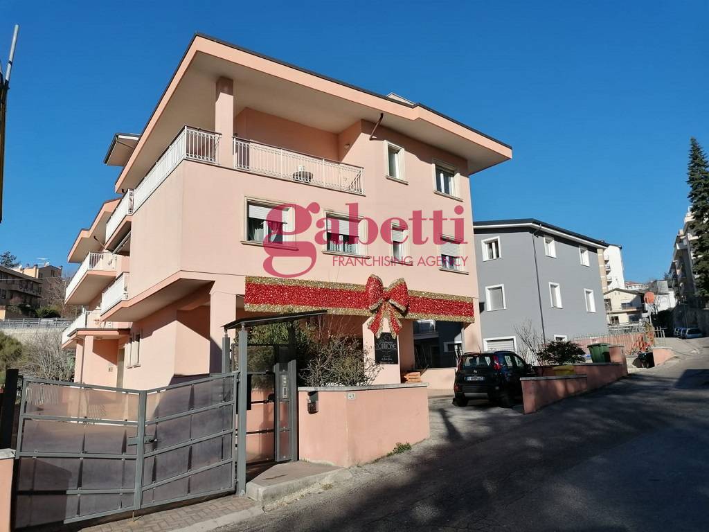 Appartamento in vendita a L'Aquila, 4 locali, zona Località: ViadellaCroceRossa, prezzo € 189.000 | PortaleAgenzieImmobiliari.it