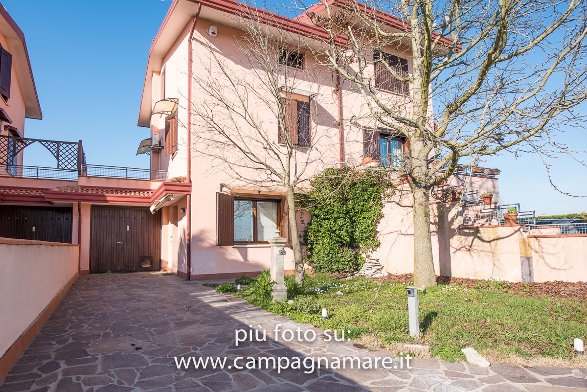 Villa a Schiera in vendita a Lagosanto, 9 locali, prezzo € 155.000 | PortaleAgenzieImmobiliari.it