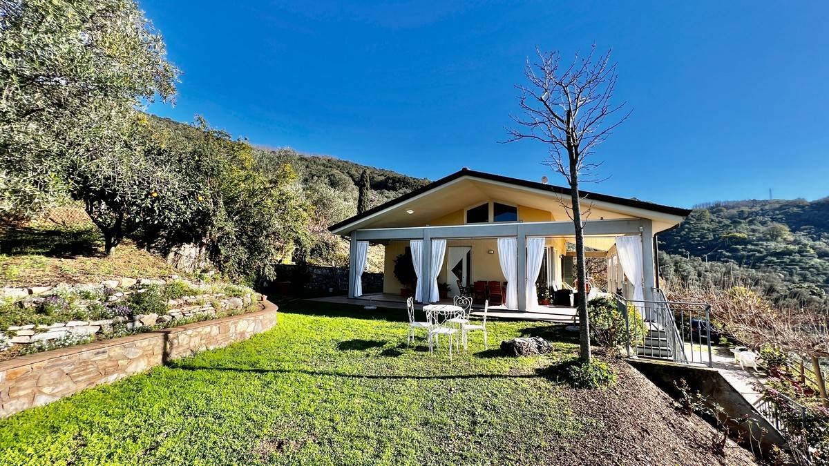 Villa in vendita a Lucca, 12 locali, zona ano, prezzo € 850.000 | PortaleAgenzieImmobiliari.it