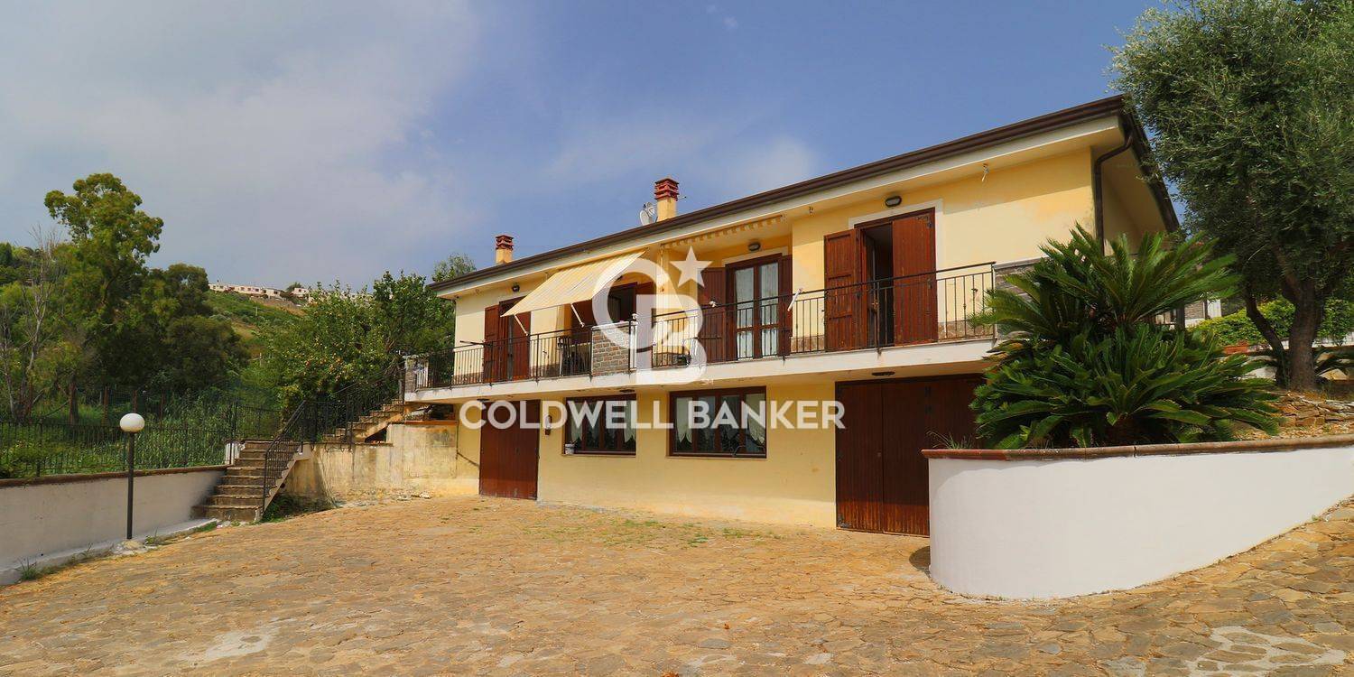 Villa in vendita a Agropoli, 7 locali, prezzo € 450.000 | PortaleAgenzieImmobiliari.it