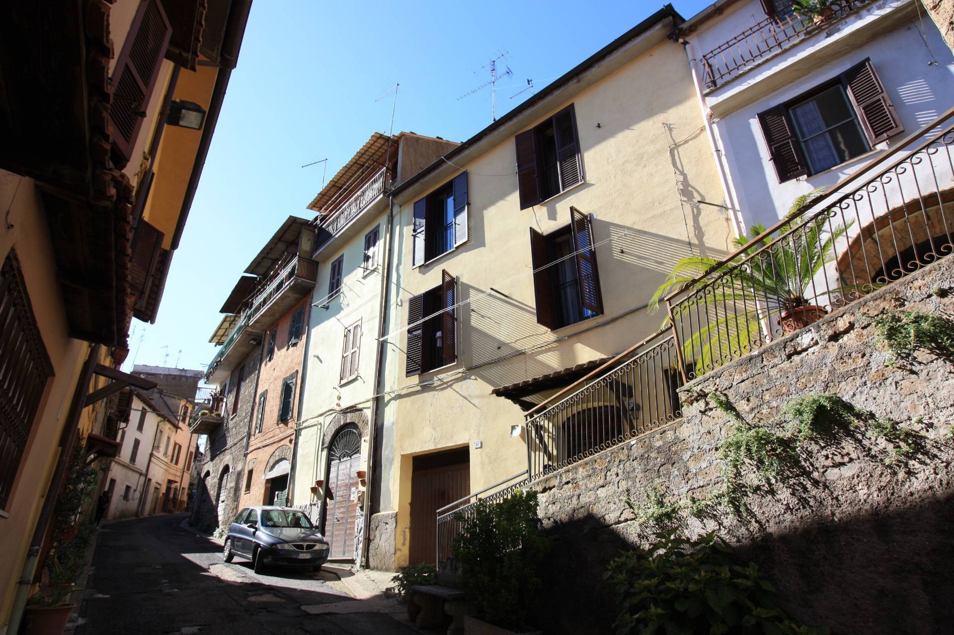 Appartamento in vendita a Ronciglione, 8 locali, zona Località: centrale, prezzo € 98.000 | CambioCasa.it