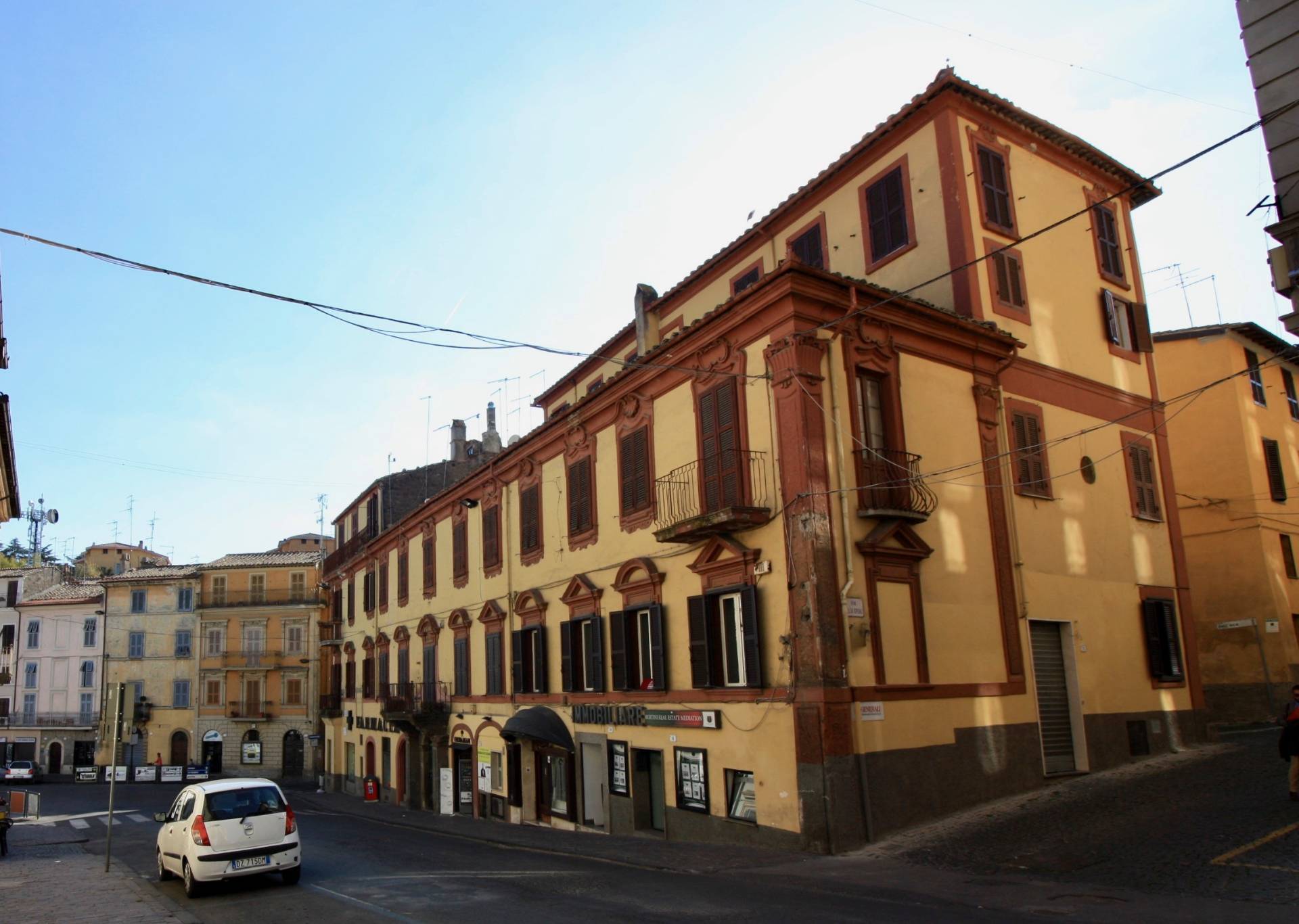 Appartamento in vendita a Ronciglione, 4 locali, zona Località: centrale, prezzo € 85.000 | CambioCasa.it