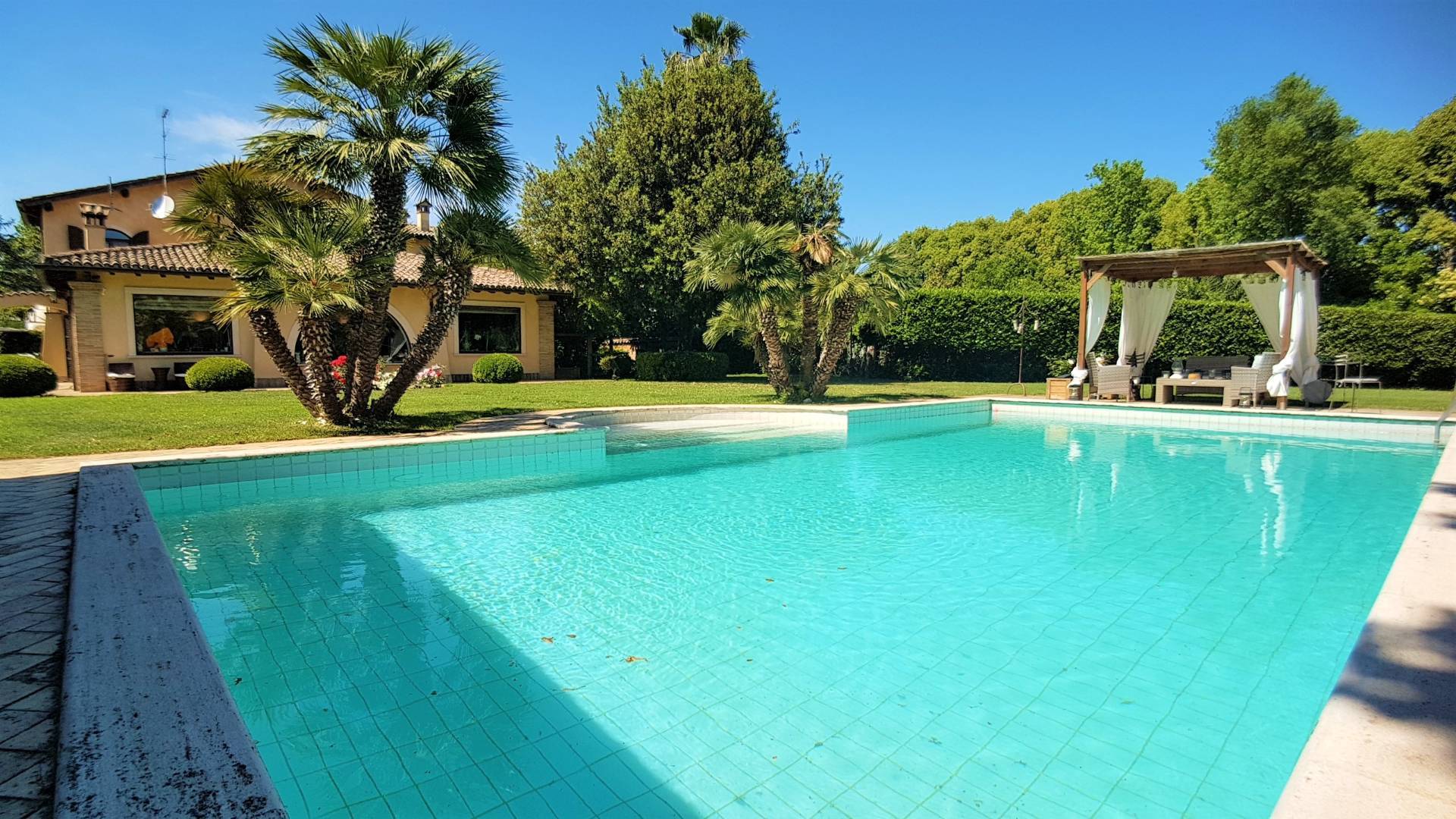 Villa in vendita a Roma, 17 locali, zona Zona: 42 . Cassia - Olgiata, prezzo € 1.350.000 | CambioCasa.it