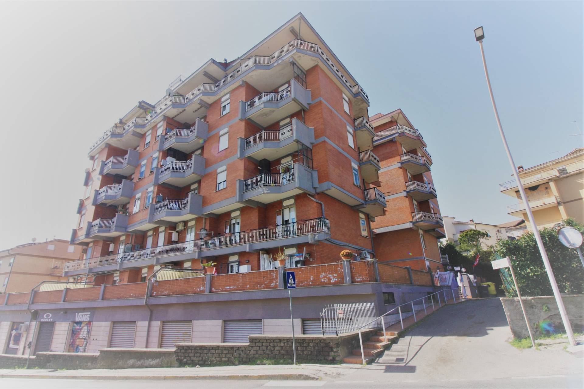 Appartamento in vendita a Ronciglione, 7 locali, zona Località: semi-centrale, prezzo € 92.000 | CambioCasa.it