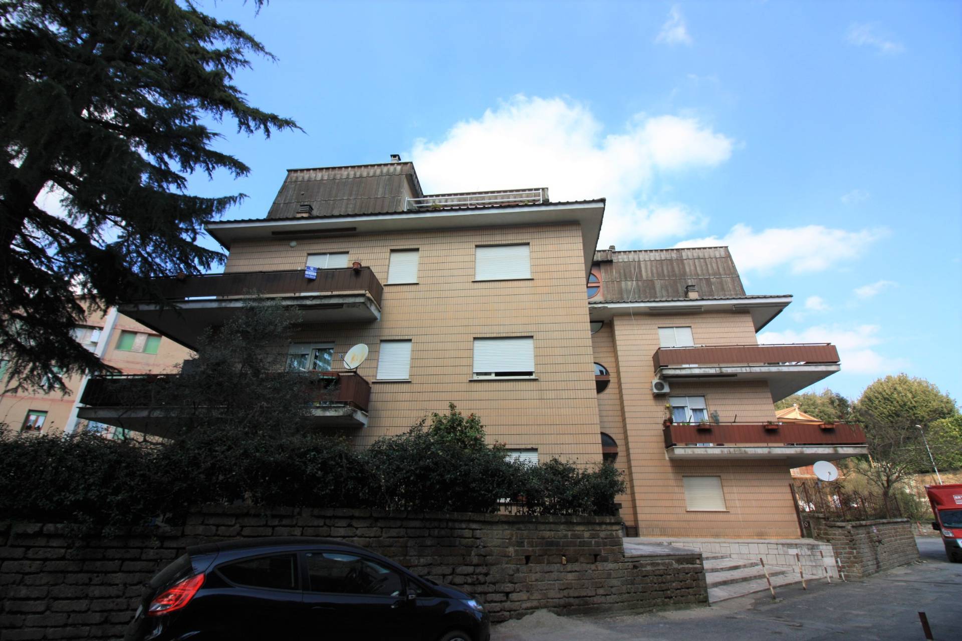 Appartamento in vendita a Ronciglione, 5 locali, zona Località: semi-centrale, prezzo € 69.000 | CambioCasa.it