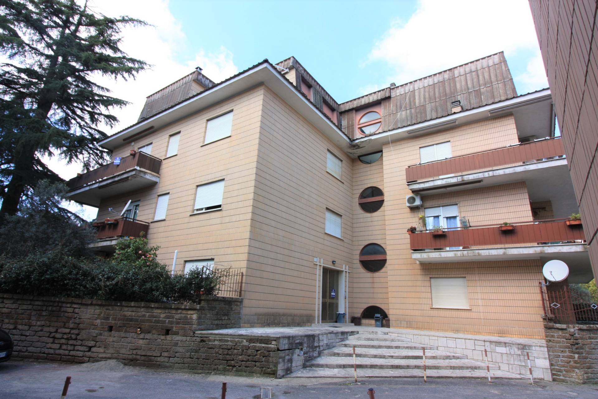 Appartamento in vendita a Ronciglione, 5 locali, zona Località: semi-centrale, prezzo € 72.000 | CambioCasa.it