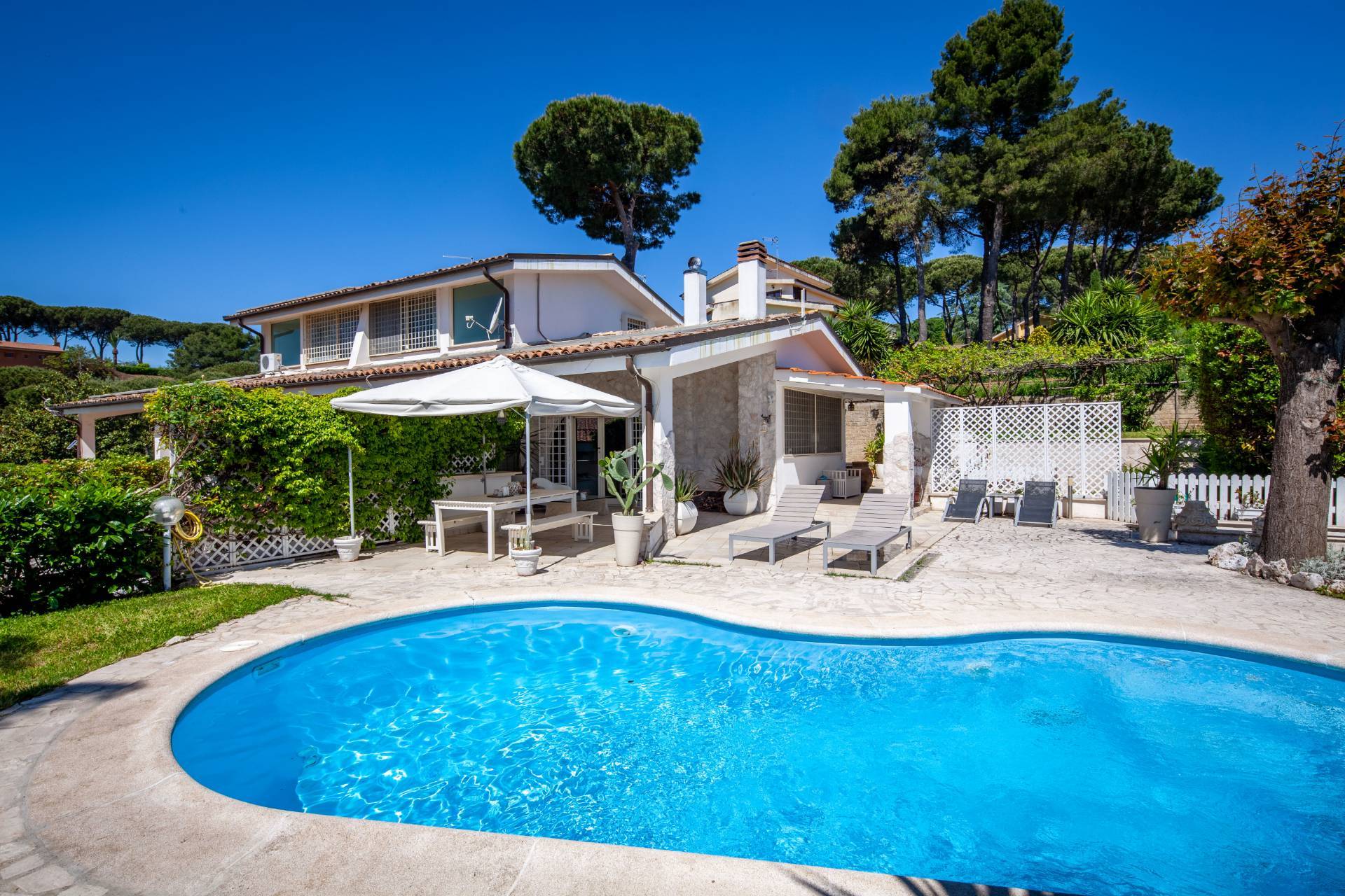 Villa in vendita a Castelnuovo di Porto, 8 locali, prezzo € 370.000 | CambioCasa.it