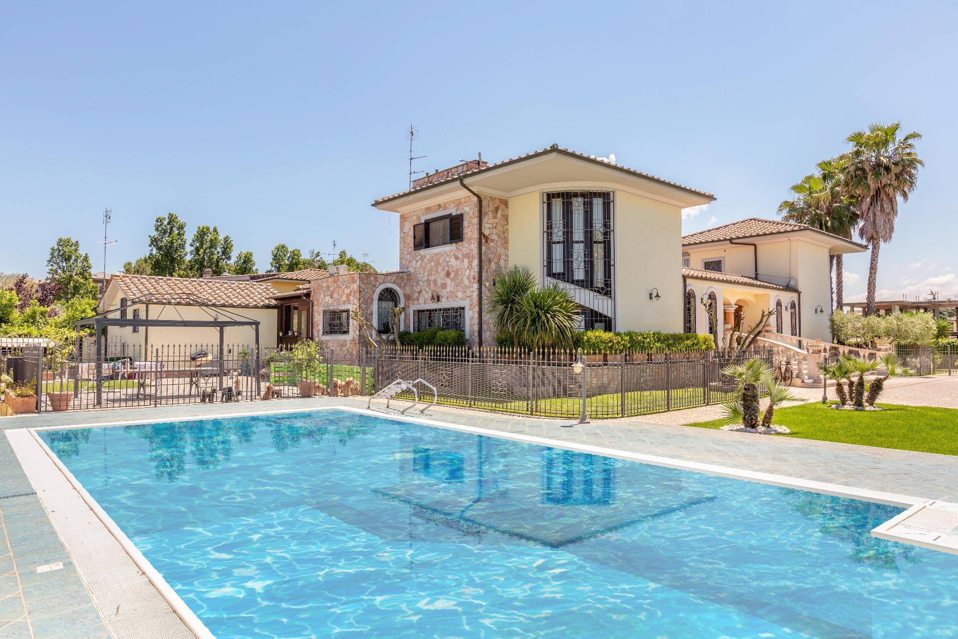 Villa in vendita a Roma, 9 locali, zona Zona: 5 . Montesacro - Talenti, prezzo € 1.190.000 | CambioCasa.it