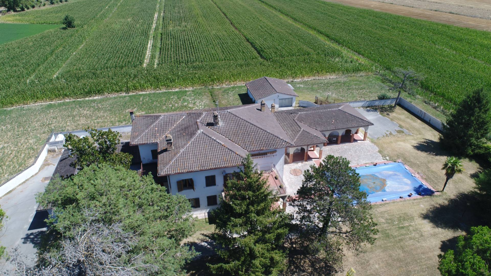Villa in vendita a Trevi, 15 locali, prezzo € 380.000 | CambioCasa.it