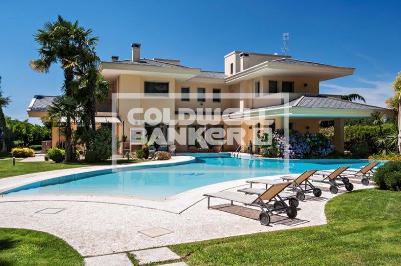 Villa in vendita a Roma, 12 locali, zona Zona: 42 . Cassia - Olgiata, prezzo € 1.690.000 | CambioCasa.it