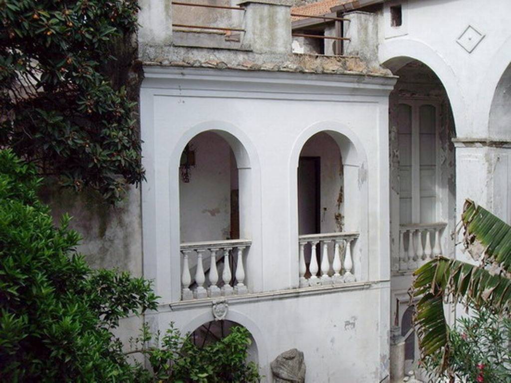 Palazzo / Stabile in vendita a Teano, 21 locali, prezzo € 349.000 | PortaleAgenzieImmobiliari.it