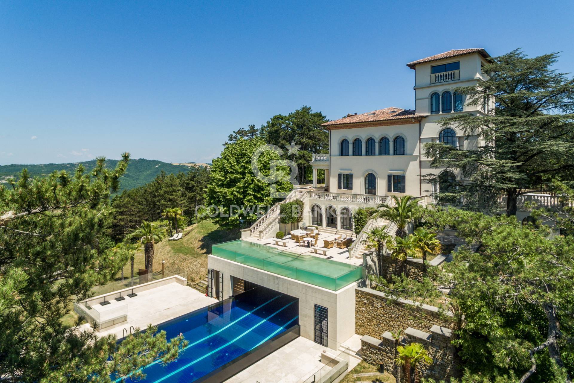 Villa in vendita a Gubbio, 30 locali, prezzo € 7.000.000 | PortaleAgenzieImmobiliari.it