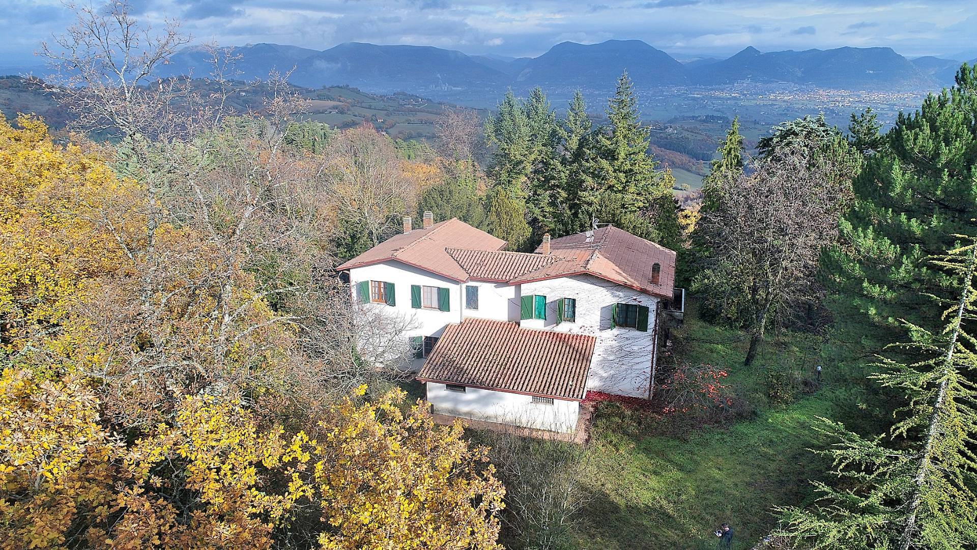 Villa in vendita a Gubbio, 10 locali, prezzo € 140.000 | PortaleAgenzieImmobiliari.it