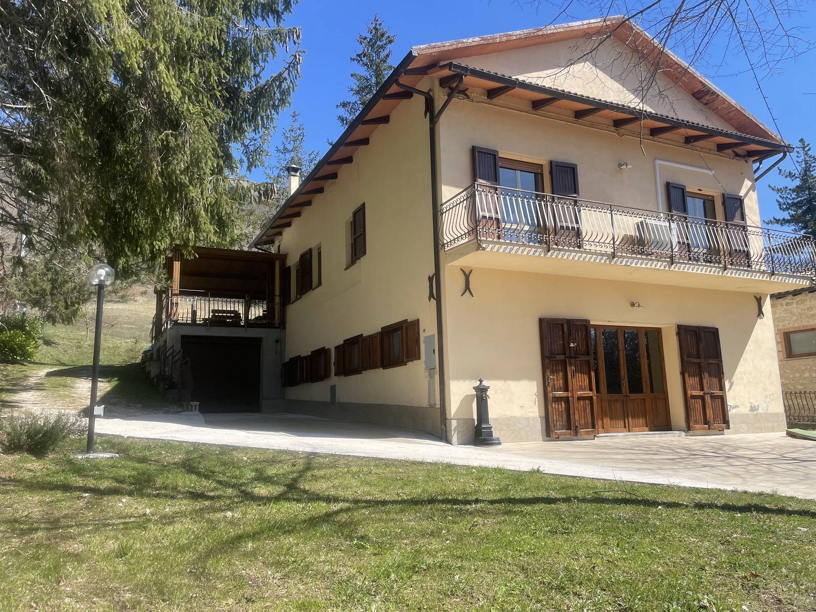 Villa in vendita a Serravalle di Chienti, 5 locali, prezzo € 159.000 | CambioCasa.it