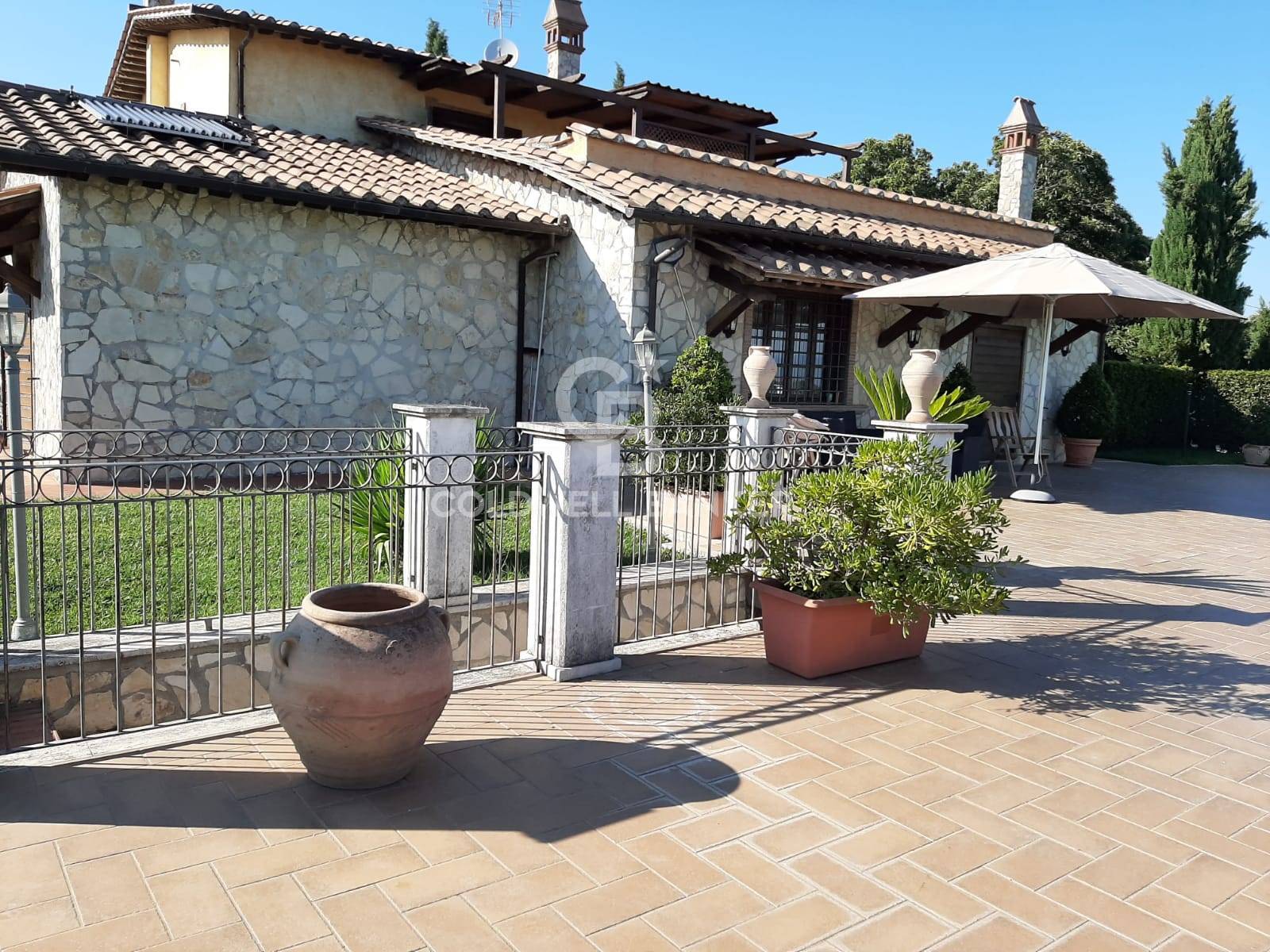 Villa in vendita a Soriano nel Cimino, 12 locali, prezzo € 225.000 | PortaleAgenzieImmobiliari.it