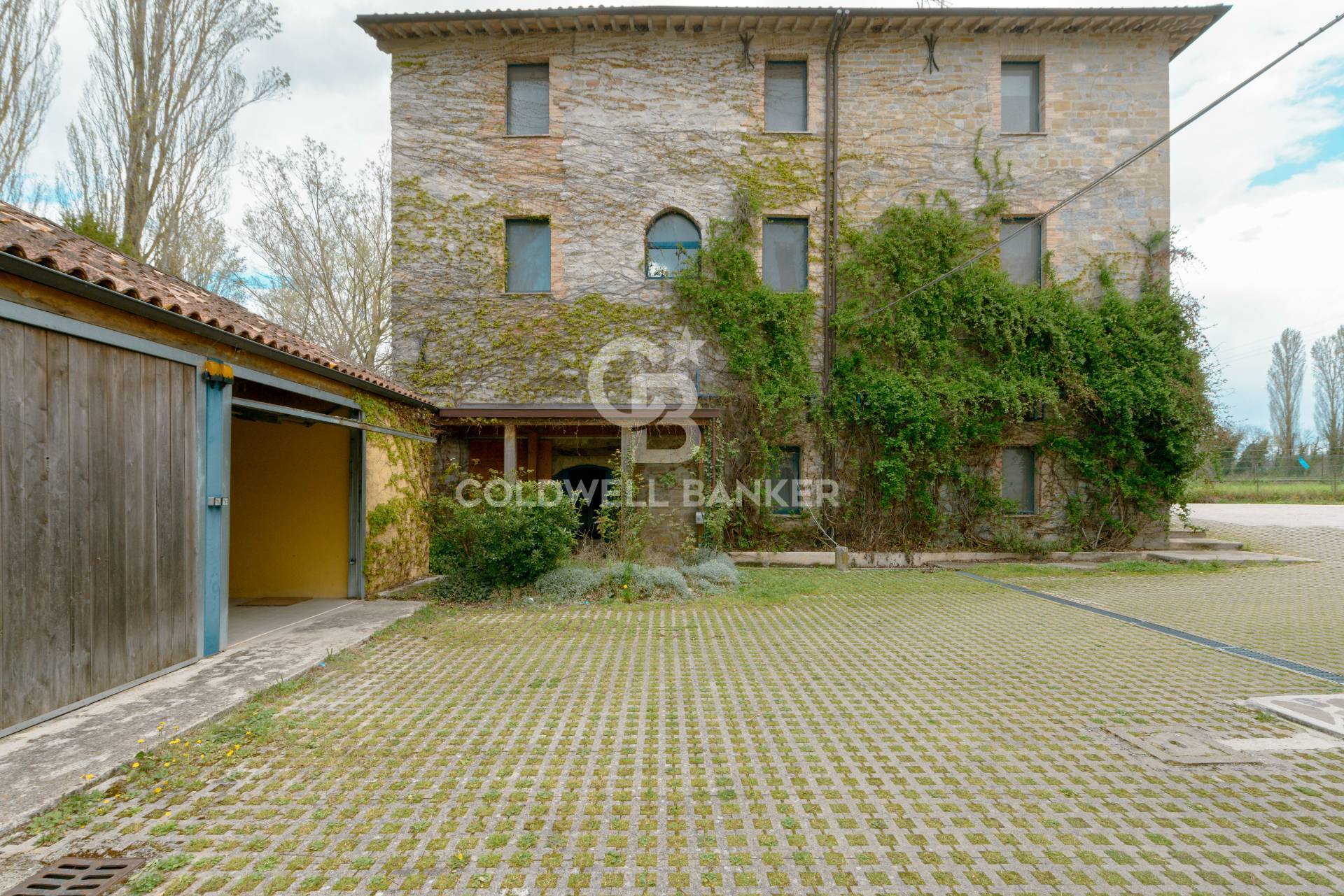 Rustico / Casale in vendita a Gubbio, 15 locali, prezzo € 260.000 | PortaleAgenzieImmobiliari.it