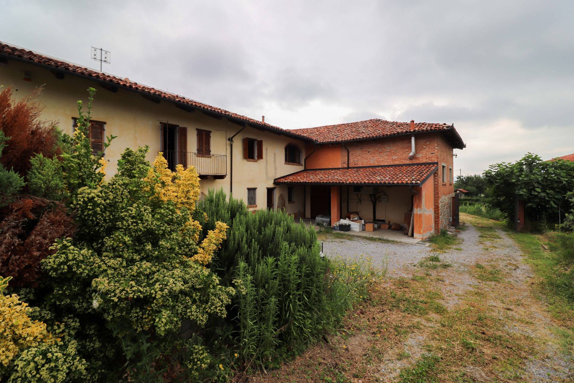 Rustico / Casale in vendita a Dogliani, 8 locali, prezzo € 1.450.000 | CambioCasa.it