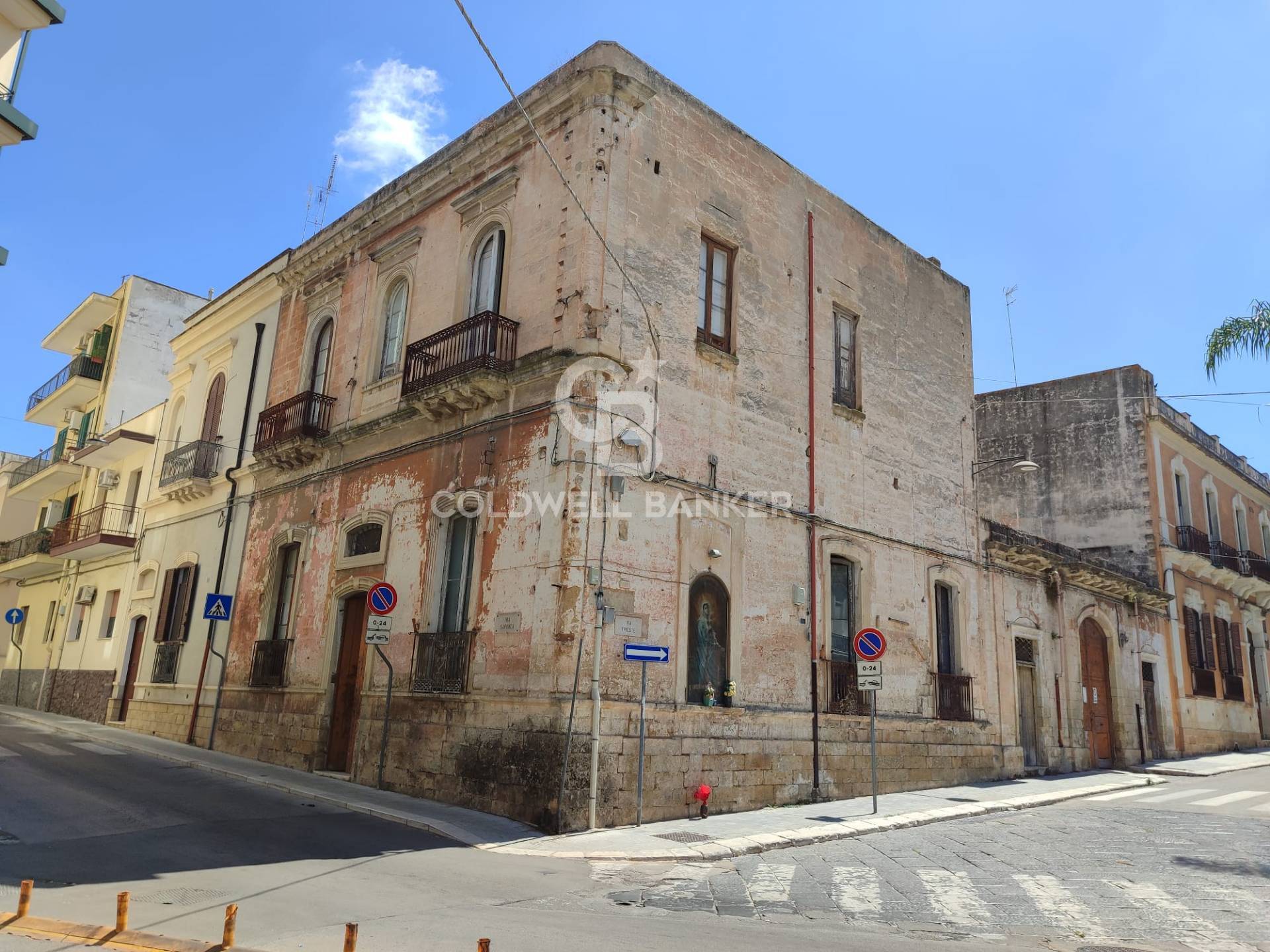 Palazzo / Stabile in vendita a Brindisi, 15 locali, zona Località: Centro, prezzo € 450.000 | CambioCasa.it