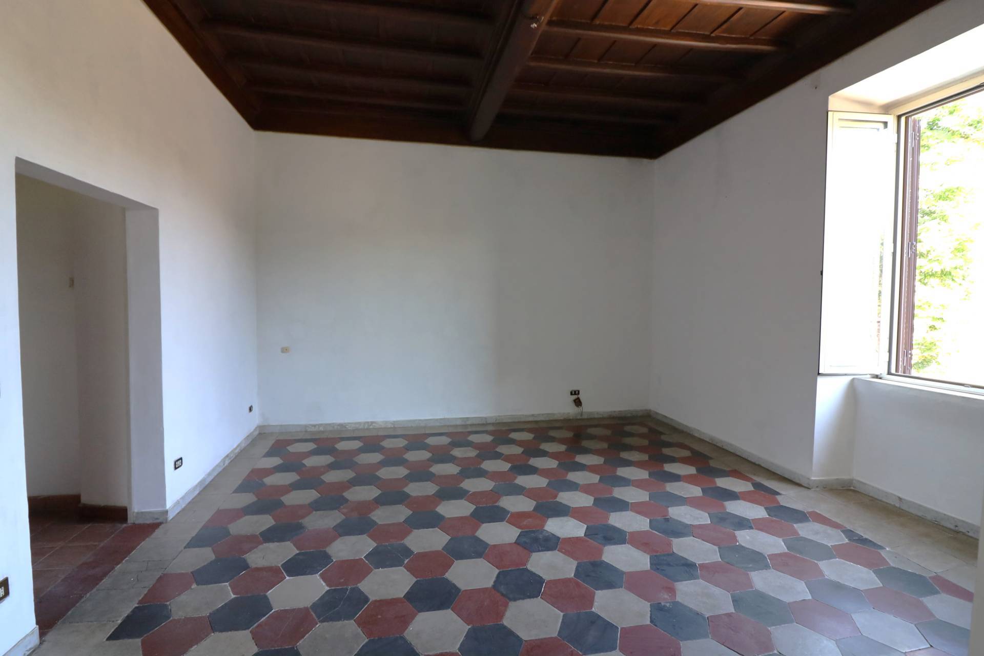 Appartamento in vendita a Ronciglione, 5 locali, zona Località: semi-centrale, prezzo € 85.000 | PortaleAgenzieImmobiliari.it