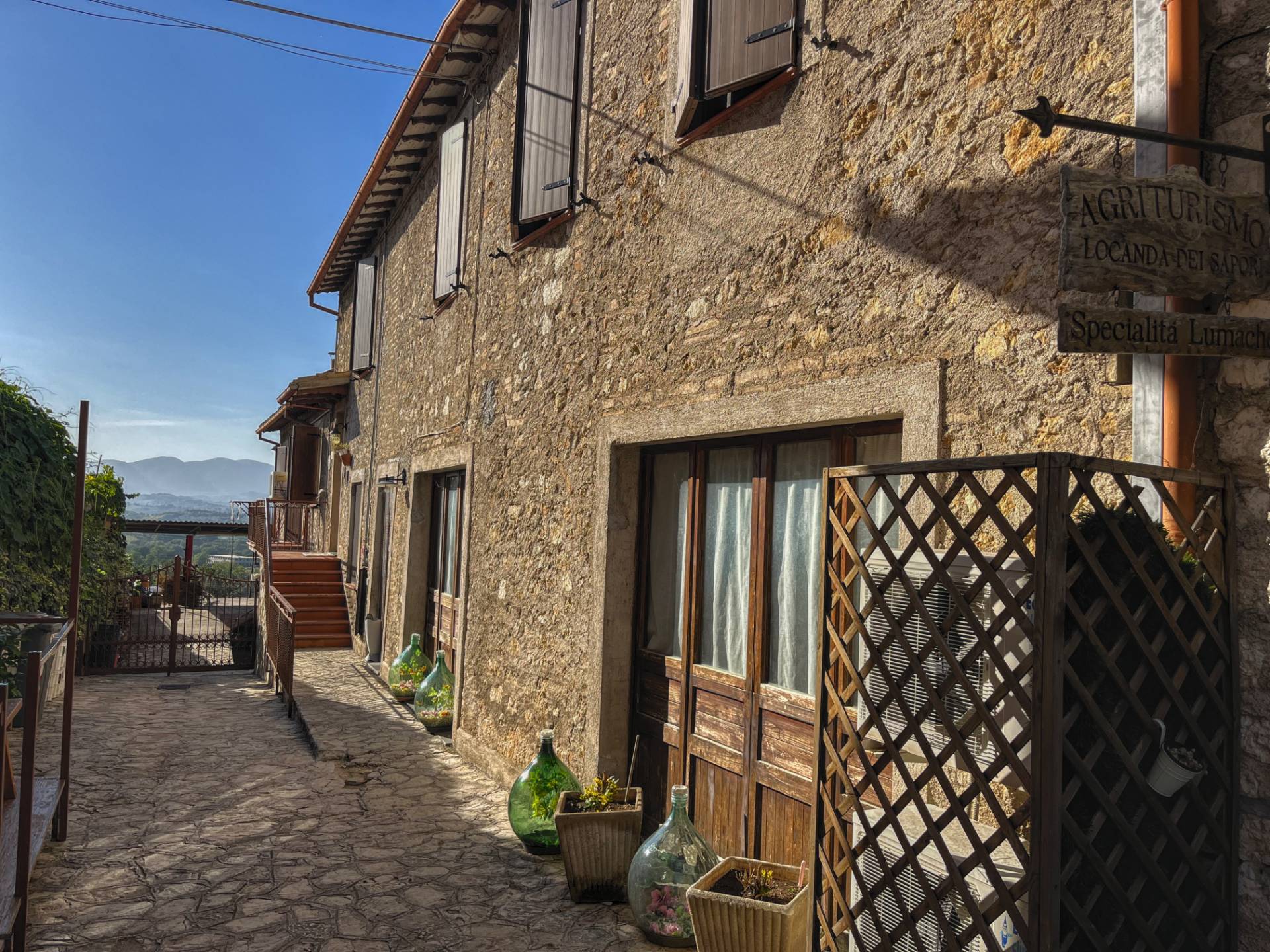 Villa in vendita a Spoleto, 10 locali, zona accione, prezzo € 390.000 | PortaleAgenzieImmobiliari.it