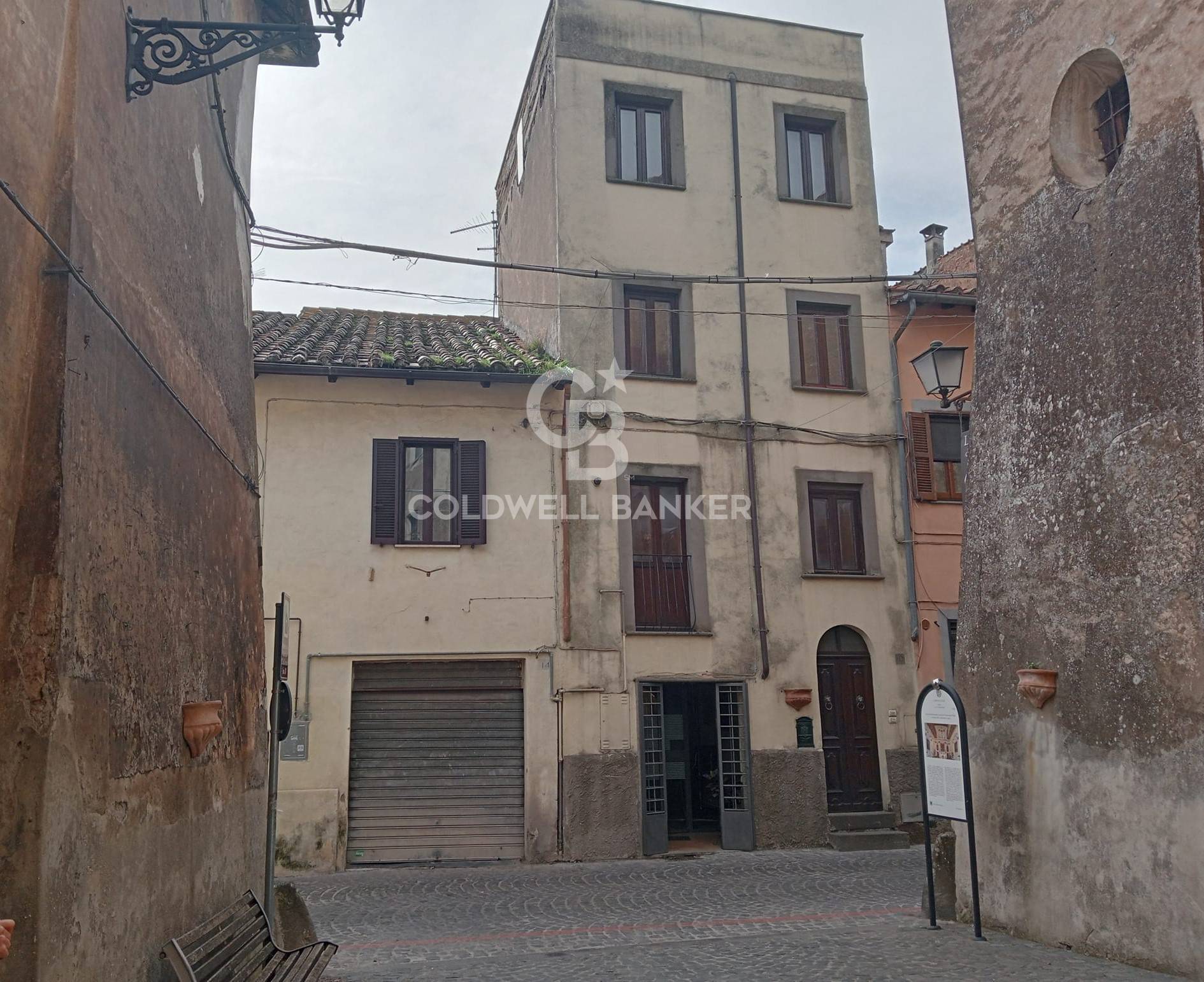 Palazzo / Stabile in vendita a Sutri, 8 locali, zona Località: centrostorico, prezzo € 220.000 | PortaleAgenzieImmobiliari.it