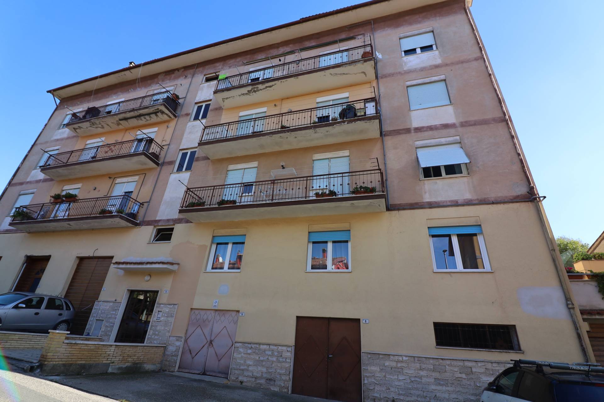 Appartamento in vendita a Ronciglione, 3 locali, zona Località: semi-centrale, prezzo € 40.000 | PortaleAgenzieImmobiliari.it