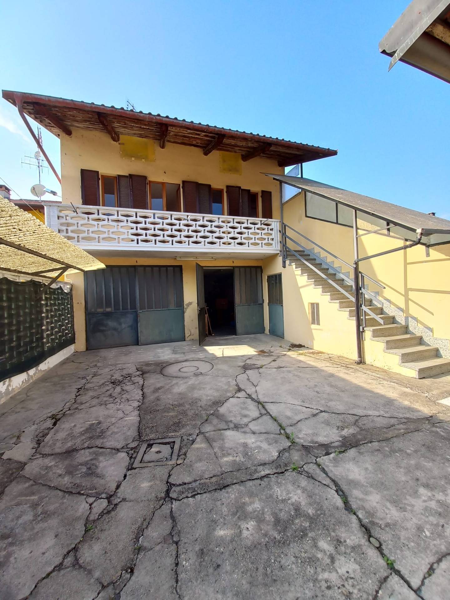 Villa Bifamiliare in vendita a Chivasso, 6 locali, zona hetto, prezzo € 75.000 | PortaleAgenzieImmobiliari.it