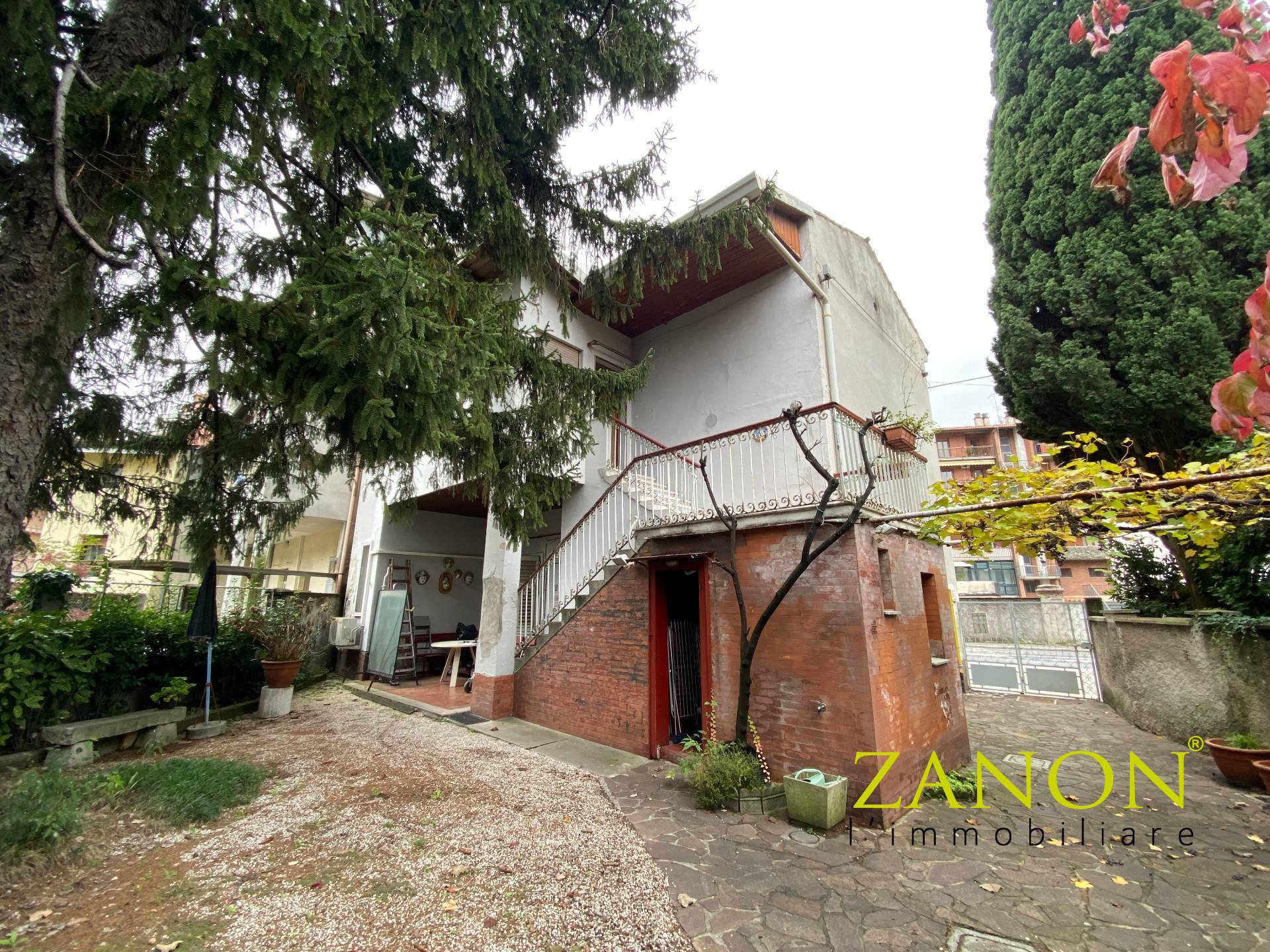 Soluzione Semindipendente in vendita a Gorizia, 12 locali, zona centro, prezzo € 185.000 | PortaleAgenzieImmobiliari.it
