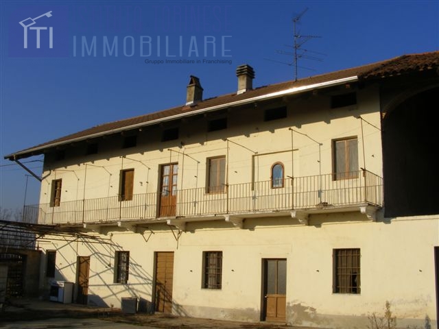 Rustico / Casale in vendita a Tronzano Vercellese, 10 locali, prezzo € 90.000 | CambioCasa.it