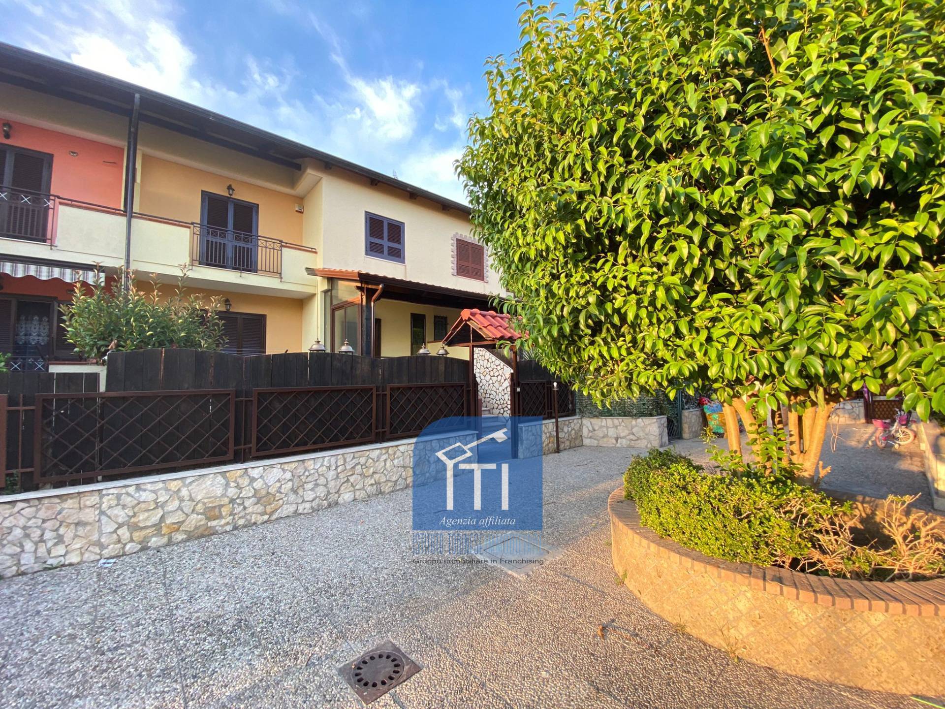Villa a Schiera in vendita a Giugliano in Campania, 6 locali, prezzo € 250.000 | PortaleAgenzieImmobiliari.it