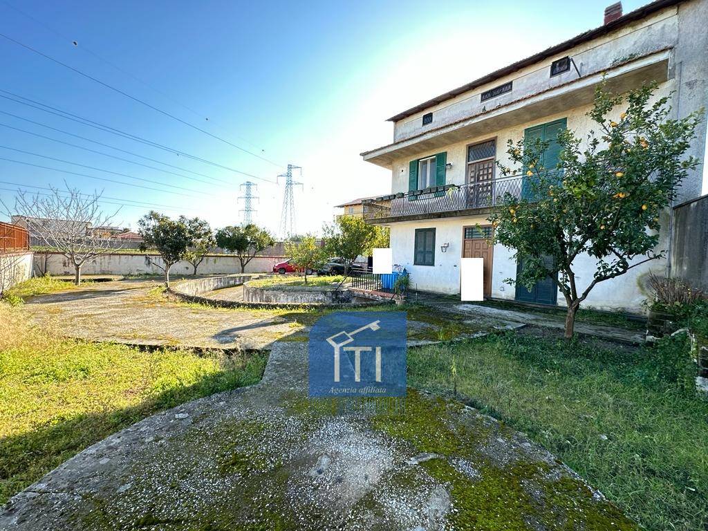 Palazzo / Stabile in vendita a Giugliano in Campania, 9 locali, zona aturo, prezzo € 409.000 | PortaleAgenzieImmobiliari.it
