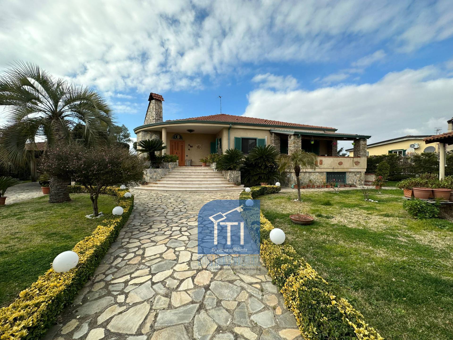 Villa in vendita a Giugliano in Campania, 10 locali, zona aturo, prezzo € 649.000 | PortaleAgenzieImmobiliari.it