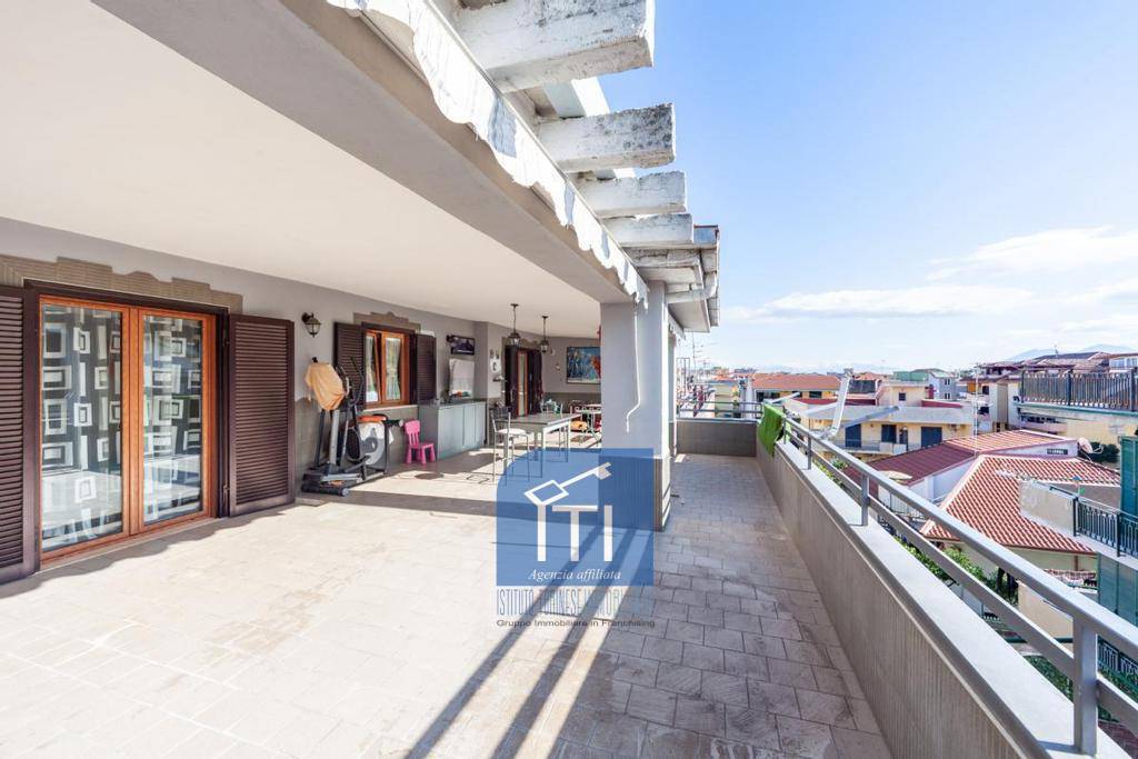 Appartamento in vendita a Giugliano in Campania, 6 locali, prezzo € 249.000 | PortaleAgenzieImmobiliari.it
