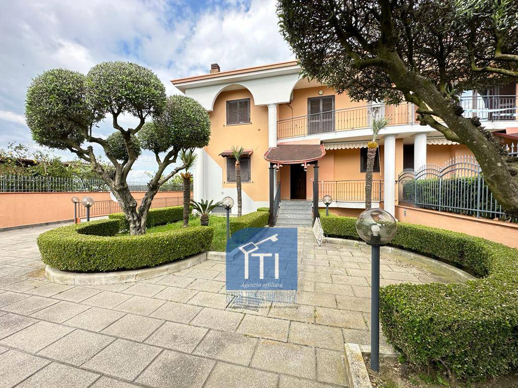 Villa Bifamiliare in vendita a Giugliano in Campania, 6 locali, zona Località: LagoPatria, prezzo € 350.000 | PortaleAgenzieImmobiliari.it