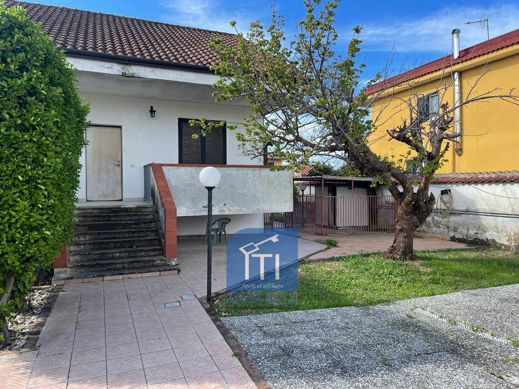 Villa Bifamiliare in vendita a Giugliano in Campania, 5 locali, zona aturo, prezzo € 155.000 | PortaleAgenzieImmobiliari.it