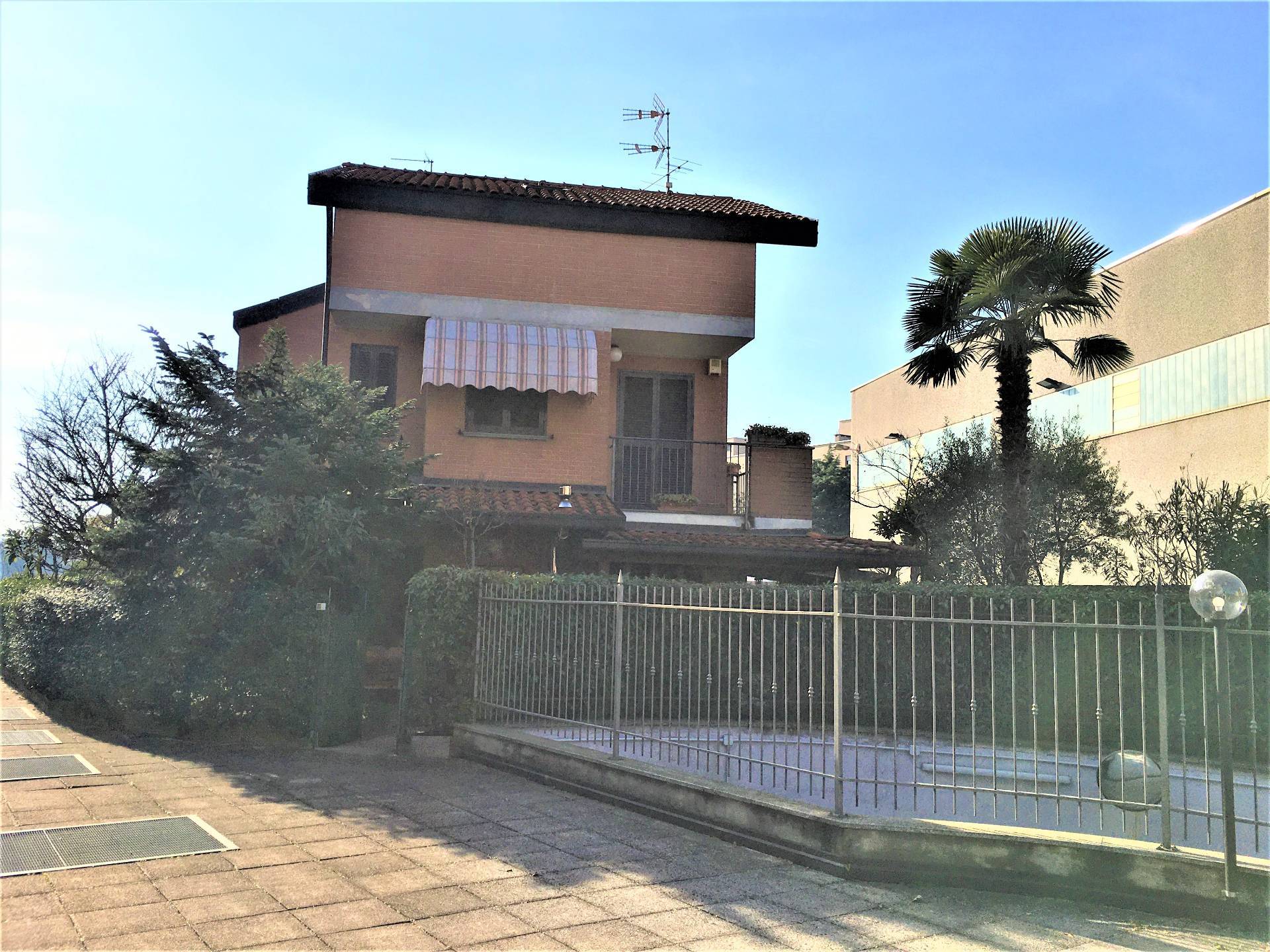 Villa Bifamiliare in vendita a Caronno Pertusella, 5 locali, prezzo € 310.000 | PortaleAgenzieImmobiliari.it