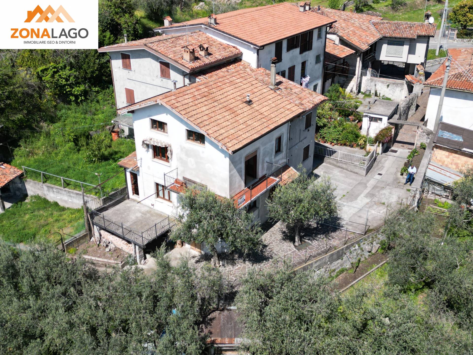 Palazzo / Stabile in vendita a Marone, 5 locali, zona epiano, prezzo € 180.000 | PortaleAgenzieImmobiliari.it