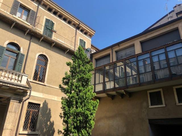 Appartamento in affitto a Verona, 3 locali, zona Località: Centrostorico, prezzo € 1.050 | CambioCasa.it