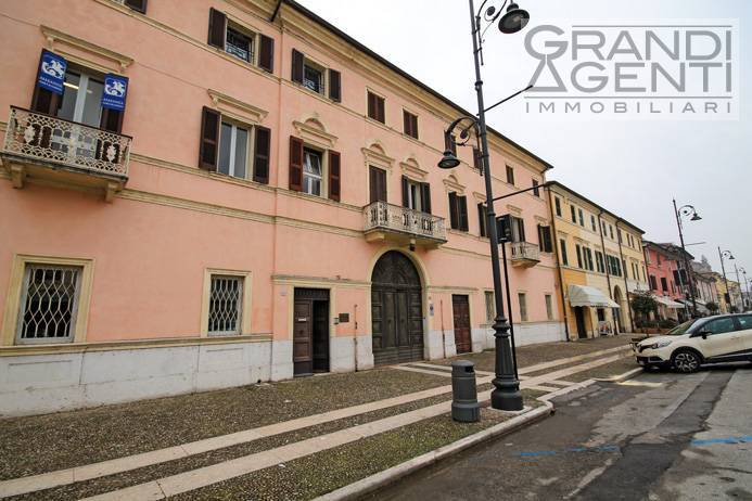 Palazzo / Stabile in affitto a Villafranca di Verona, 8 locali, prezzo € 4.600 | CambioCasa.it