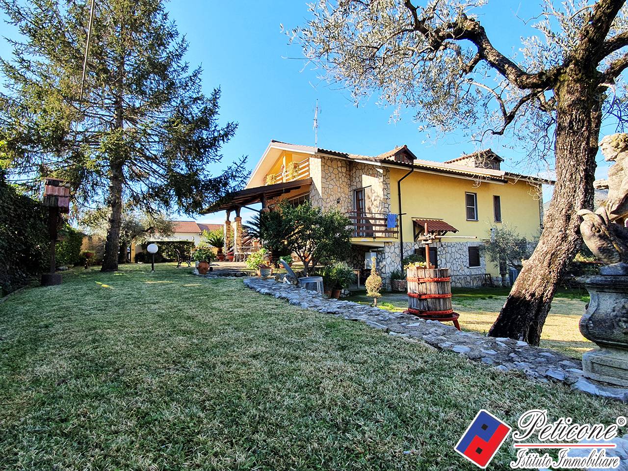 Villa in vendita a Fondi, 11 locali, zona Zona: Curtignano, prezzo € 349.000 | CambioCasa.it