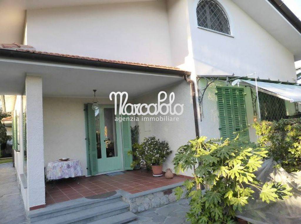 Villa Bifamiliare in affitto a Forte dei Marmi, 5 locali, zona Zona: Centro, Trattative riservate | CambioCasa.it