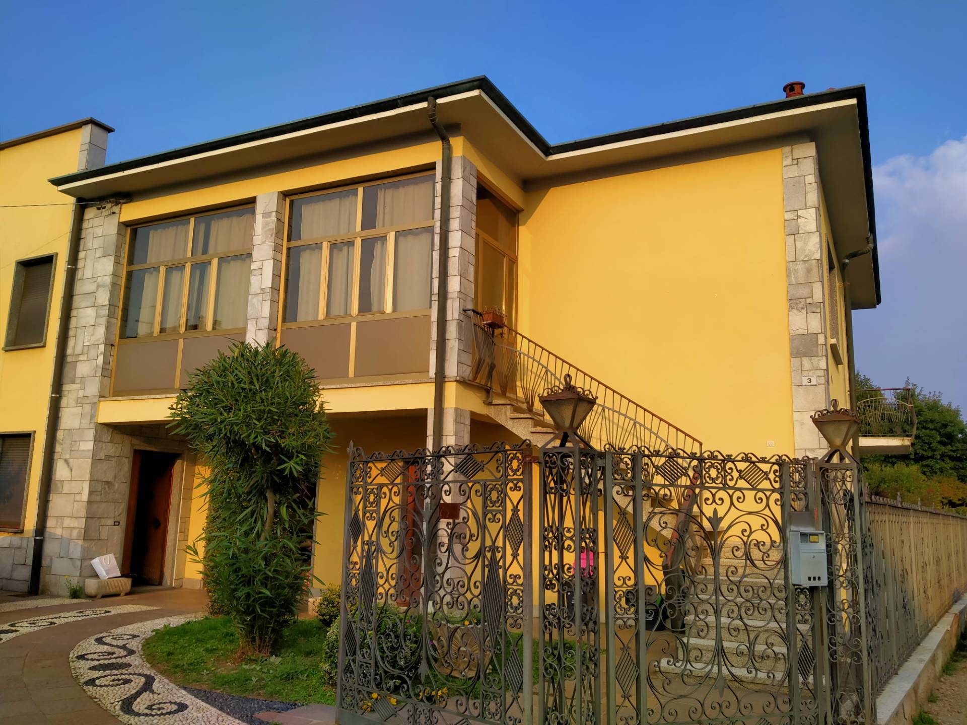 Villa in vendita a Daverio, 7 locali, prezzo € 295.000 | PortaleAgenzieImmobiliari.it